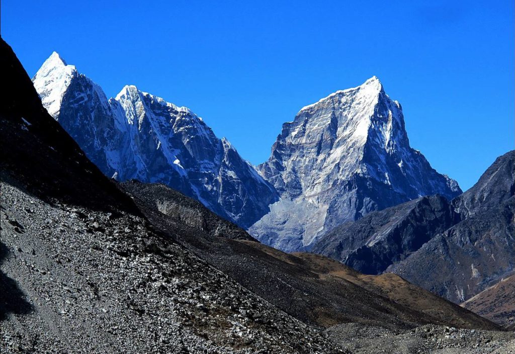 Cholatse Peak Climbing